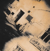 Maminka Marie Řezníčková u jejich domu