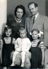 Zlatica Dobošová (youngest, in the middle) with her parents and sisters