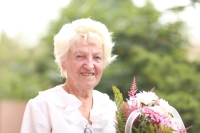 Marie Kastnerová s kyticí od Paměti národa Plzeňského kraje ke svým 95. narozeninám