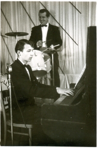 Pamětník jako patnáctiletý pianista kapely Akord-Klub, 1958