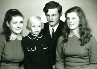 Adolf Pintíř with his sisters, 1968