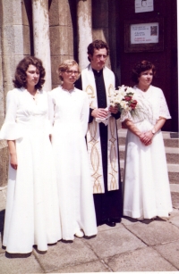 Adolf Pintíř se sestrou Ivanou Angelikou Pintířovou (druhá zleva), primice 16. 7. 1977