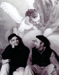 Zlatica Dobošová s Vladimírem Procházkou během restaurování fresek poutního barokního kostela ve Křtinách (r. 1978) 