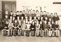 Václav Mařík na základní škole (v druhé řadě vedle paní učitelky)   