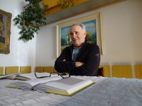 Karel Mráz při vyprávění v rámci projektu Příběhy našich sousedů