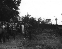 Příchod návštěvníků do areálu lipnického amfiteátru pod dohledem složek SNB