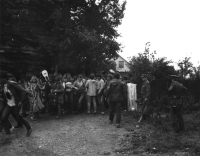 Příchod návštěvníků do areálu festivalu