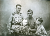 Rusové u Klímů doma, pamětník na motorce a bratr Otakar Klíma, 1945