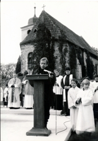 Václav Havel during his speech at Levý Hradec. Rare frescoes of our oldest Christian church were restored by Z.Dobošová