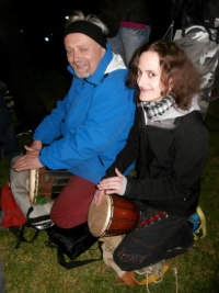 Fireshow na Vyšehradě, pamětník bubnuje na djembe s dcerou Kateřinou, 2014