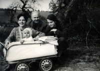 Zlatica Dobošová (right) with her father and sister