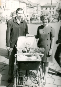S manželkou a synem na náměstí ve Vysokém Mýtě, 1973