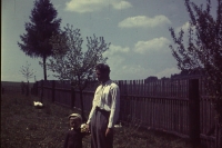 Jan Marek se synem na zahradě, Sedlejov, 1957