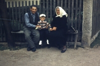 Rodiče pamětníka s jeho synem, Sedlejov, 1957