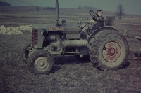 Syn Jana Marka na traktoru, Sedlejov, 1957