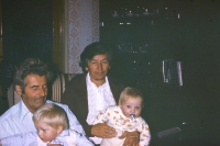 Manželé Markovi s vnoučaty, Sedlejov, 1982