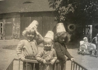 Zdeněk Lobkowicz (první zprava) s dalšími dětmi na pivovarském dvoře