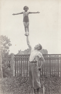 František Jarchovský having fun with his daughter, 1935