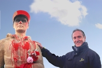 Jan Köhler u sochy pohraničníka na Cínovci, kterou slavnostně odhalil Klub českého pohraničí 25. září 2021. Pomník strážců hranic stojí přibližně 100 metrů od chalupy pamětníka, pro kterého právě Pohraniční stráž byla hlavní překážkou v jeho záměru dostat se na Západ