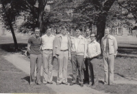 Adolf Pintíř (druhý zleva) se spolužáky ze semináře, 1972