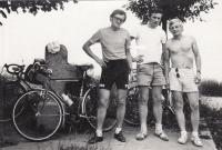 Adolf Pintíř (uprostřed), cesta do NDR, 1975