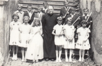 Adolf Pintíř (nahoře vpravo), první svaté přijímání, 1961