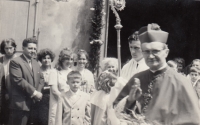 Adolf Pintíř (v pozadí), kněžské svěcení, Sušice 1969