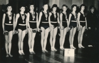 Bohumila Řešátková (druhá zleva) na mistrovství republiky starších žákyň na začátku 60. let dvacátého století