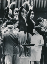 Bohumila Řešátková na nejvyšším stupni první zleva vpředu, předolympijské hry v Mexiku 1967