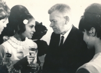 Rok 1968, přijetí na Pražském hradě po úspěšné olympiádě v Mexiku, vedle Bohumily Řešátkové (vpravo) stojí předseda Národního shromáždění Josef Smrkovský