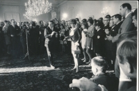 Bohumila Řešátková přebírá po olympiádě v Mexiku 1968 na Pražském hradě státní vyznamenání