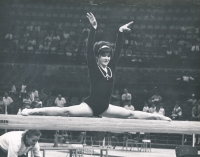 Bohumila Řešátková v roce 1969 při cvičení na kladině