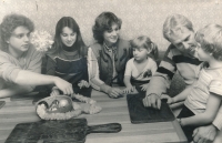 Bohumila Řešátková (uprostřed) se svou rodinou v 80. letech 20. století. Zleva syn Tomáš, dcera Bohumila, dcera Kristýnka, manžel Jan a syn Jan