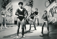 Bohumila Řešátková v 80. letech 20. století při cvičení s dětmi v televizním studiu Kamarád