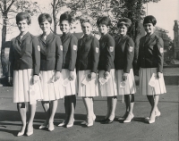 Bohumila Řešátková (druhá zleva) s kolegyněmi z družstva při předvádění oblečení pro olympijské hry 1964 v Tokiu