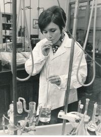 Bohumila Řešátková při práci v chemické laboratoři v 70. letech 20. století