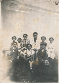 Vlevo dole vyznamenaný školák Václav Jágr s dalšími premianty a učiteli, druhá polovina 30. let, Eibenthal - Rumunsko