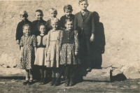 Pamětnice (ve spodní řadě první zprava) se spolužáky z Eibenthalu, rok 1954