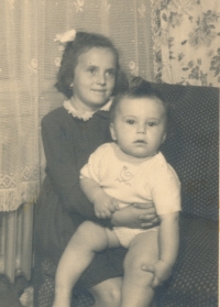 V době školní docházky si dopisovala s dívkou z Čech, Miluší Horákovou (na fotografii s bratrem)
