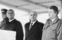 Zdeněk Štěpán (napravo), Jiří Diensbier (nalevo), před prvním odjezdem jednotek UNPROFOR, Český Krumlov, 1992