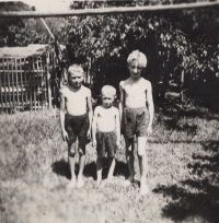 Zdeněk Štěpán (napravo), bratr Pavel (uprostřed), bratranec Ctirad Ambrož (nalevo), Český Krumlouv, 1946