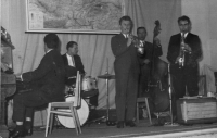 Zdeněk Štěpán hrající na trumpetu v kapele jihočeských Papíren Větřní, 1975
