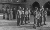 Přehlídka amerických vojáků za přítomnosti poslance Miroslava Sedláka (ČSSD) v Českém Krumlově, 1945-1946