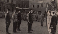 Nástup amerických vojáků na náměstí v Českém Krumlově, 1945 - 1946