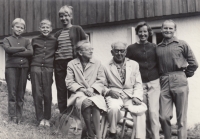 Josef Dvořák s manželkou (vpravo), jejich tři dcery (vlevo) a tchán s tchyní (uprostřed)