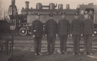 Tatínek Josef Dvořák (druhý zleva) pracoval na dráze