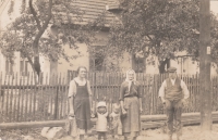 Teta, maminčina sestra, se svými dětmi a rodiči