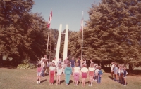 České a slovenské exulantské děti při vztyčování vlajky na táboře v Masaryktownu v Torontu, kolem roku 1985