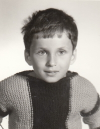 Syn Jakub Čapek v roce 1980-fotografie pořízená rakouskou policií při žádosti o politický azyl