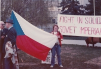 Československá vlajka na demonstraci v Kanadě v roce 1981 v době stanného práva v Polsku